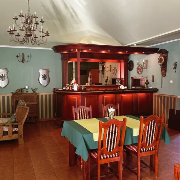 Sala z kominkiem pod orlem